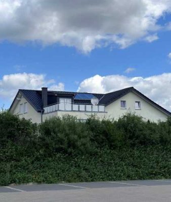 Geräumige, günstige 7-Raum-Doppelhaushälfte mit Sauna und gehobener Innenausstattung und EBK in Lage