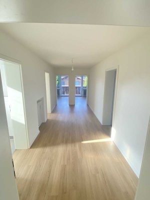 Attraktive 4,5-ZKB-Wohnung, frisch saniert mit großem Balkon in Bruckmühl