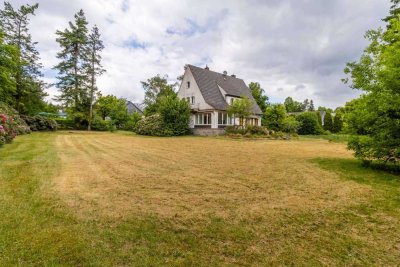 Großzügige Villa zur Sanierung in Lintorf - mit traumhaftem 4.500 qm-Grundstück