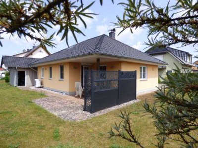 Wohnhaus im Bungalowstil mit Wärmepumpe & Kamin & Fussbodenheizung & Carport!