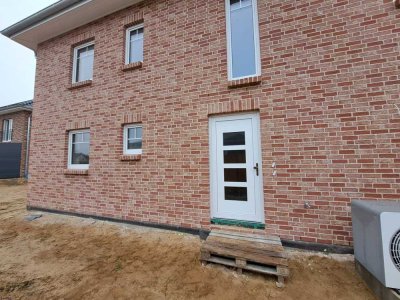 Erstbezug mit EBK: Stilvolle 3-Zimmer-Erdgeschosswohnung mit geh. Innenausstattung