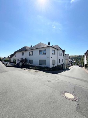 Renovierte Großzügige 4 Zimmer Erdgeschosswohnung mit Außenstellplatz