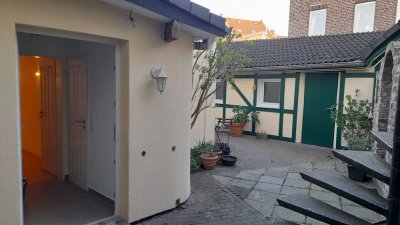 Einfamilienhaus: Diele, Küche, Wohn-, Schlaf-, Arbeitszimmer. Essbereich, 2 Bäder, Garten