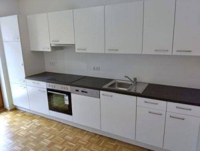 Erstbezug: Ruhiger 2 ZIMMER-Neubau, Süd-Balkon, Küche neu möbliert, neue Sanitäranlagen, Lift, TG!