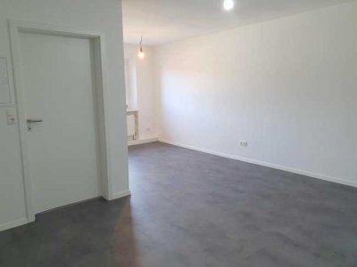 Ab sofort anders schön Wohnen: Neuwertig ausgebaut, auf weitläufigem Firmenareal: helle 2-Zi-Wohnung