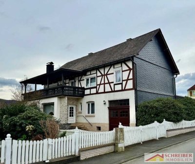 Gepflegtes Einfamilienhaus mit vermietbarem Garagenkomplex in Wallau zu verkaufen.