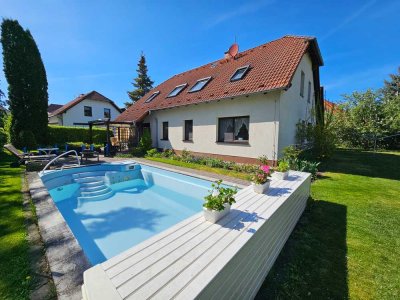 Großzügiges Einfamilienhaus mit Einliegerwohnung, Pool und Bürotrakt auf traumhaftem Pachtgrundstück