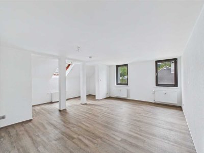 4 Zi.-Dachgeschosswohnung mit 2 Bädern, Stellplatz und Garten in 3-Fam.-Haus