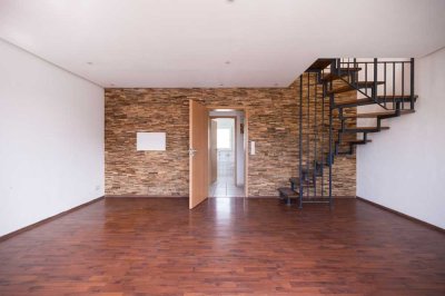 Frühlingsangebot- 1. Monat mietfrei. Charmante Maisonette Wohnung mit PKW Stellplatz.