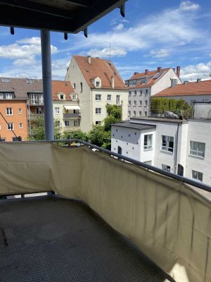 Helle, freundliche 2-Zimmerwohnung mit Wohnküche sowie Balkon und EBK im Zentrum