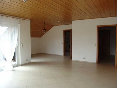 Großzügige 2,5 Zimmer Wohnung in 2 Fam.-Haus