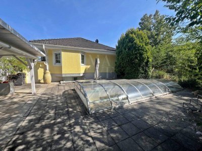 Einfamilienhaus mit Luftwärmepumpe, Pool und Garagen - ZENTRALE GRÜN-RUHELAGE