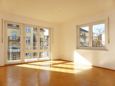 Helle Wohnung mit Balkon und Einbauküche umgeben von einem großen Garten in ruhiger Lage