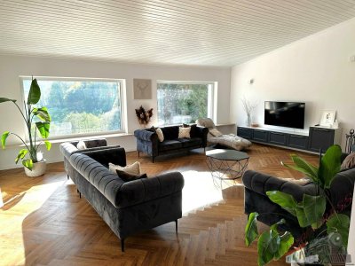 Ein-/Zweifamilienhaus - Wohnen und Büro - Zwei Eingänge - Pool - Doppelgarage - komplett saniert