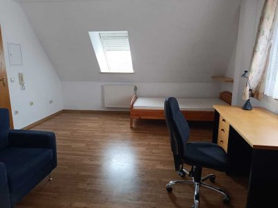 Gemütliches, möbliertes Dachgeschoss-Apartment mit Stellplatz in Erlangen-Büchenbach