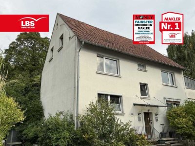 Wohnhaus mit weitläufigem Grundstück