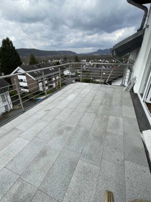 Schicke neuere Eigentumswohnung mit Küche Luxus Bad gr. Balkon und Fernblick und Grün