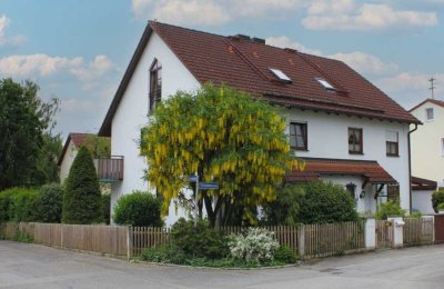 Charmante Doppelhaushälfte mit Garage und Carport