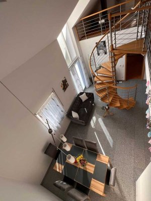 Sehr schöne 2-Zimmer-Galeriewohnung, ruhige Lage mit Balkon zu vermieten!