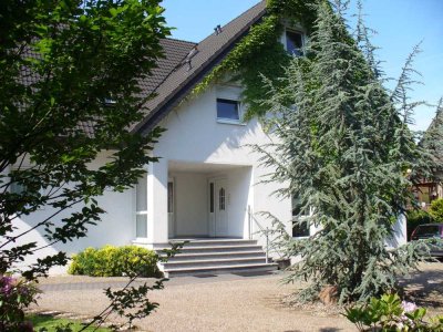 Exklusive DG.-Wohnung, in zentraler, ruhiger Lage von Bielefeld, Hinterlandbebauung im Grünen