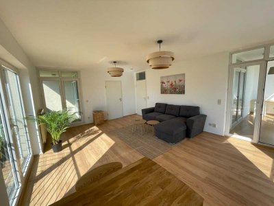 Lichtdurchflutete, möblierte Wohnung in Stadtvilla in grüner, ruhiger Umgebung
