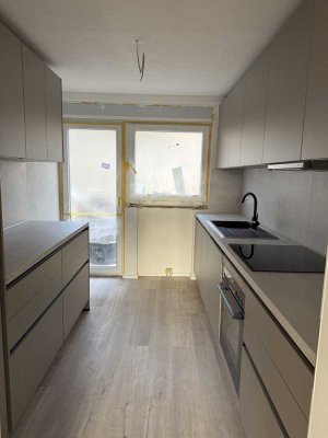 Erstbezug! Kernsanierte 3-Zi-Whg | 2 Balkone | EBK | Garage