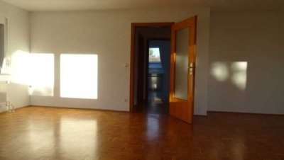 Schöne, lichtdurchflutete Dachwohnung mit Blick auf Bäume in ruhiger Seitenstraße