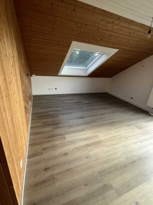 Stilvolle 3-Zimmer inkl. Separaten Ankleidezimmer-DG-Wohnung in Usingen