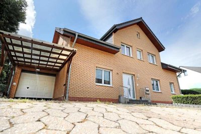 Großzügiges Einfamilienhaus mit Einliegerwohnung, Carport, überdachter Terrasse & Balkonkraftwerk –