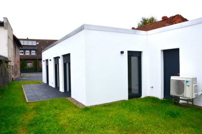 Neuwertiger Bungalow. Modern. Hell. 3 Zimmer, Gäste-WC. Gartenanteil - ab 1.10.frei