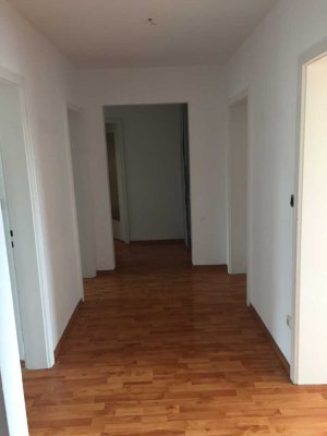 Gut geschnittene 4-Zimmer-Wohnung mit großem Balkon und Einbauküche ab 01.09.2025