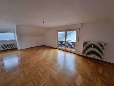 Schicke 3-Zi.-Dachgeschosswohnung mit Balkon und EBK