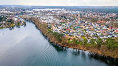 Traumhaftes Architektenhaus mit Einliegerwohnung am Flakensee: Moderner Komfort in naturnaher Idylle