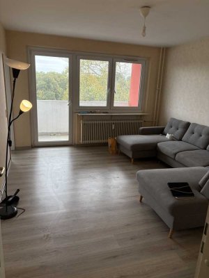 1,5 Zimmer Wohnung im 6. OG mit Balkon in Frankfurt-Hausen