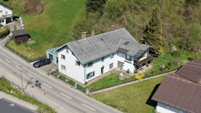 Großzügiges Wohnhaus mit zwei Einheiten und eigenem Waldanteil