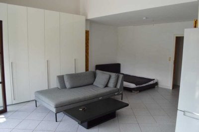 MÖBLIERTES 1-ZIMMER-APARTMENT MIT GROßEM GARTEN – ZU VERMIETEN