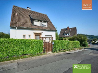 Freistehendes Einfamilienhaus auf grünem Grundstück