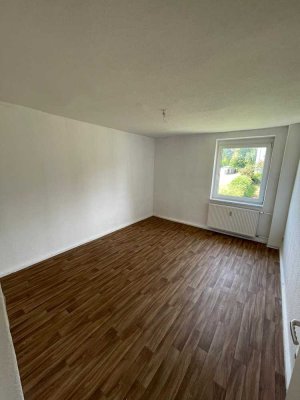 gut geschnittene 3-Raum-Wohnung mit Wannenbad und Fenster, Balkon, Keller, Kabel-TV