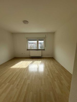 Renoviert!  Attraktive 2-ZKB Wohnung in ruhiger Gegend