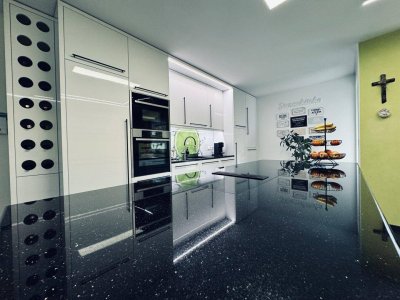 Wattens: Moderne ca. 84,51 m² Wohnung mit stilvoller Küche, sonnigem Balkon und Tiefgaragenplatz