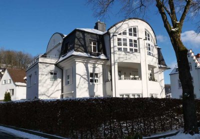 Exklusive, neuwertige 3,5-Raum-Penthouse-Wohnung mit lux. Innenausstattung mit Balkon und EBK
