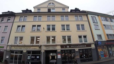 Eine modernisierte vier Zimmer Wohnung mit Balkon in zentraler Lage