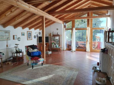 Geräumiges Wohnhaus mit separatem Eingang zur Einliegerwohnung und großem Garten.