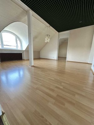 Dachgeschoss Maisonette Wohnung mit 4,5 Zimmern im Musikerviertel LU Süd zu vermieten.
