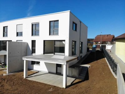 Wohntraum auf höchstem Niveau in Aalen-Fachsenfeld: Neubau moderne Doppelhaushälfte mit Garten