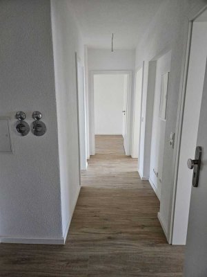 Erstbezug nach Kernsanierung: Helle 3-Zimmer-Wohnung in Mehrfamilienhaus (Grunderneuert)