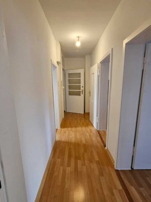 700 € - 95 m² - 4.0 Zi.