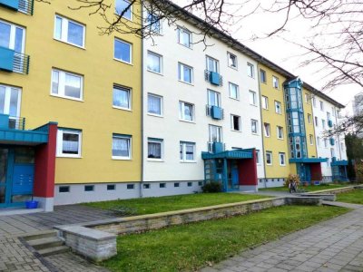 Mehr Komfort, weniger Stufen - 3-Raumwohnung mit Tageslichtbad, Badewanne und Balkon im Erdgeschoss