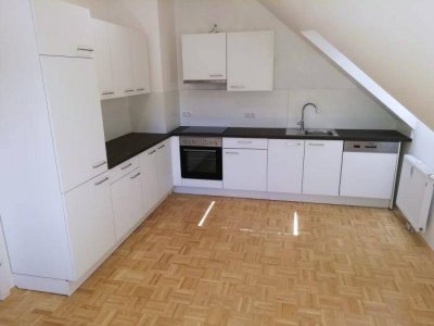 2 ZIMMER-NEUBAU, sonniger West-Balkon, extra Wohnküche möbliert, Bad mit Wanne, extra WC, Lift, TG!