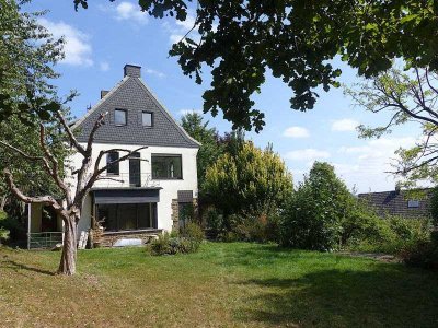Idylle mit Blick ins Ruhrtal: 3-Generationenhaus mit Bauland in Fröndenberg